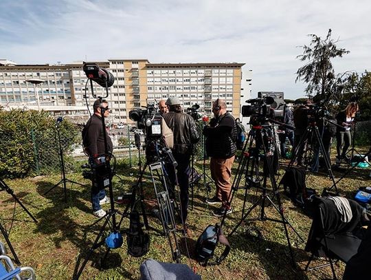 Włochy. Ekipy telewizyjne i osoby prywatne przed rzymską kliniką, w której przebywa papież