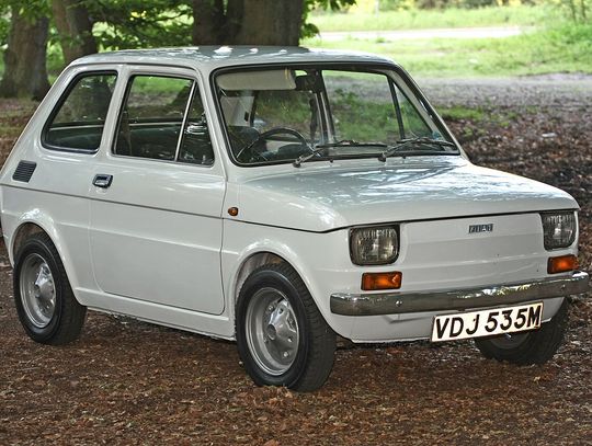 Wobec kryzysu paliwowego przebudował Fiata 126p - auto jeździ na węgiel drzewny (WIDEO)