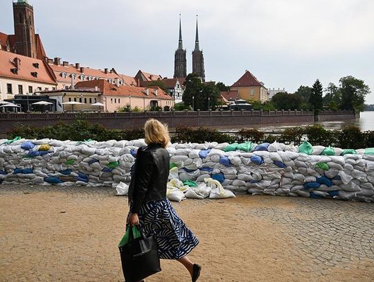 Wrocław. Przez miasto przechodzi fala powodziowa; na ulicach mniejszy ruch niż zwykle