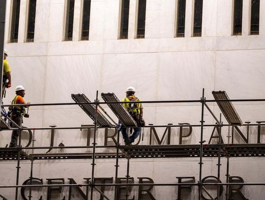 Z fasady Kennedy Center usunięto nazwisko Trumpa