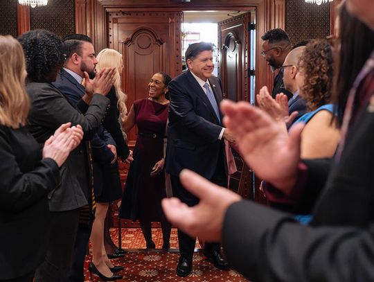 Zakaz telefonów w szkołach, krytyka Trumpa i nacisk na przystępność cenową w orędziu budżetowym gubernatora Pritzkera (WIDEO)