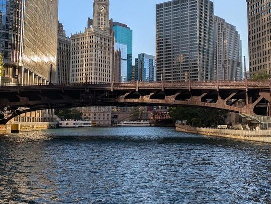 Załoga statku wycieczkowego uratowała mężczyznę z rzeki Chicago Załoga statku wycieczkowego uratowała mężczyznę z rzeki Chicago
