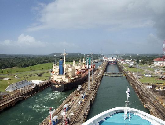 Zarząd Kanału Panamskiego dementuje doniesienia o zwolnieniu amerykańskich okrętów z opłat