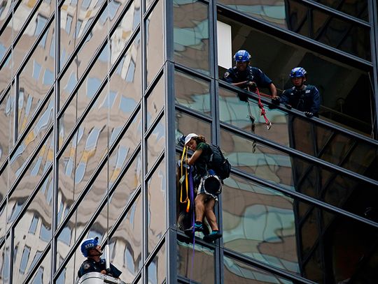 Zatrzymano mężczyznę, który próbował wspiąć się na Trump Tower (ZOBACZ ZDJĘCIA)