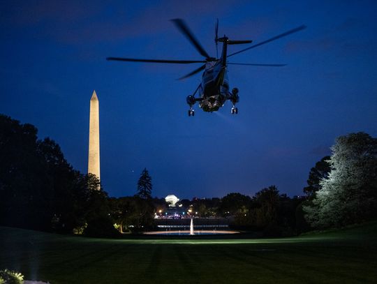 Zatrzymano mężczyznę podejrzanego o celowanie laserem w śmigłowiec Trumpa