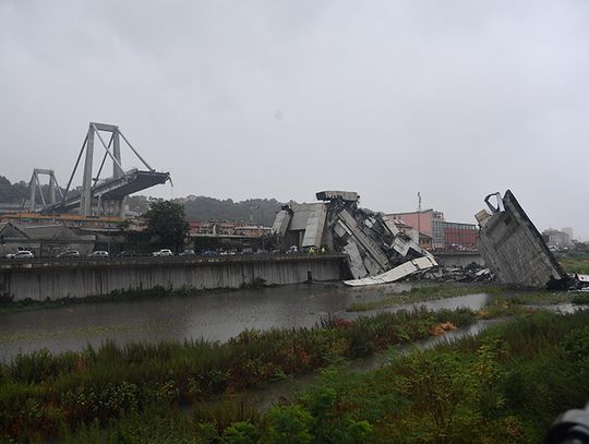 Zawalił się most w Genui. Znajdowało się na nim około 30 samochodów (ZDJĘCIA)