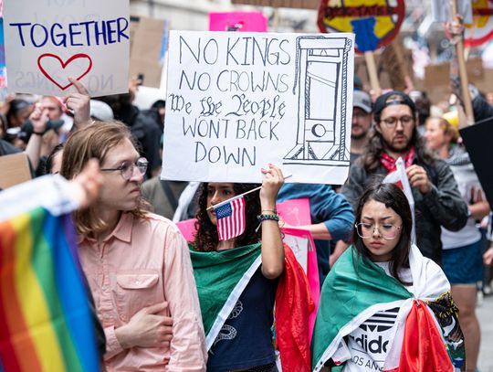 (ZDJĘCIA) Protesty „No kings” w Chicago i na przedmieściach