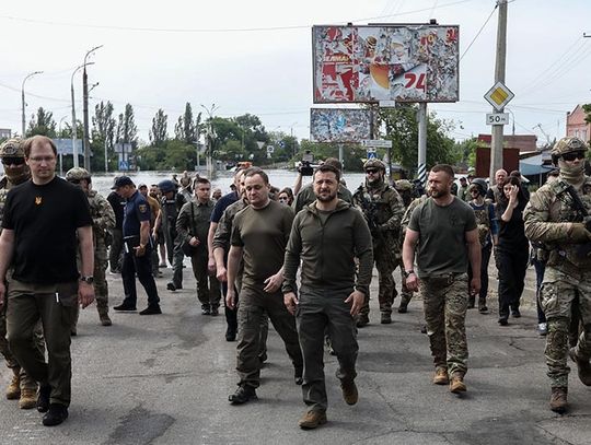 Zełenski złożył wizytę w Chersoniu, częściowo zalanym po wysadzeniu przez Rosjan tamy na Dnieprze