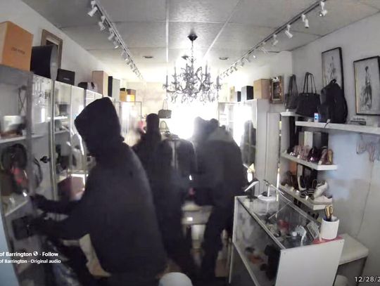 Złodzieje ogołocili luksusowy butik w Barrington (WIDEO) Złodzieje ogołocili luksusowy butik w Barrington (WIDEO)