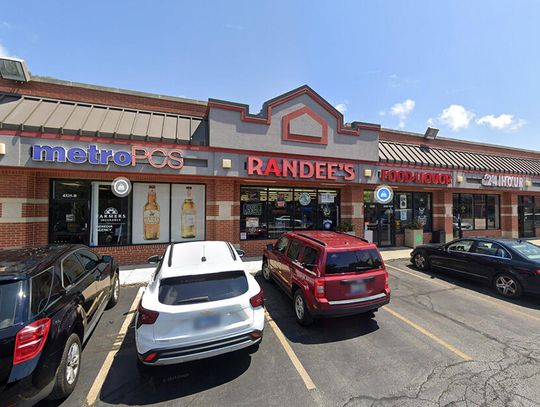 Złodzieje wjechali autem do sklepu monopolowego przy Milwaukee Ave. i skradli alkohol