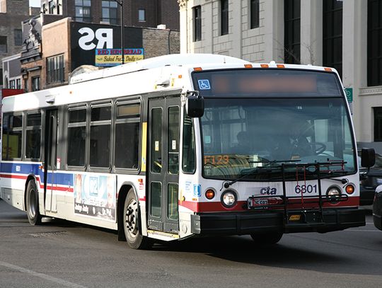 Zmarła kobieta kierowca CTA zakażona koronawirusem. Do autobusów tylko tylnymi drzwiami