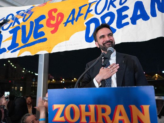 Zohran Mamdani wygrywa w demokratycznych prawyborach burmistrza Nowego Jorku