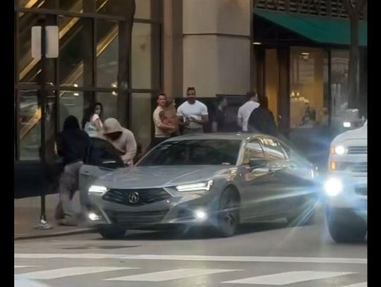 Zuchwała kradzież markowych torebek w Nordstromie w centrum Chicago (WIDEO)