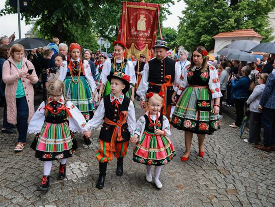 Żywa tradycja i barwna procesja przyciągnęły setki wiernych i miłośników folkloru (ZDJĘCIA)