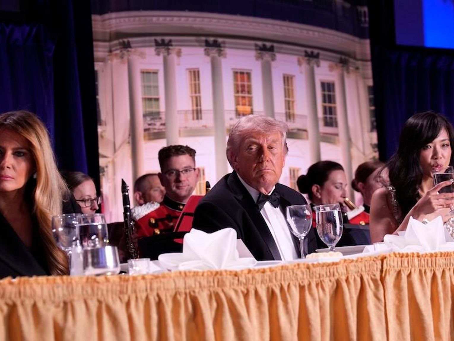 Prezydent Trump ewakuowany z kolacji z korespondentami po strzałach w ...