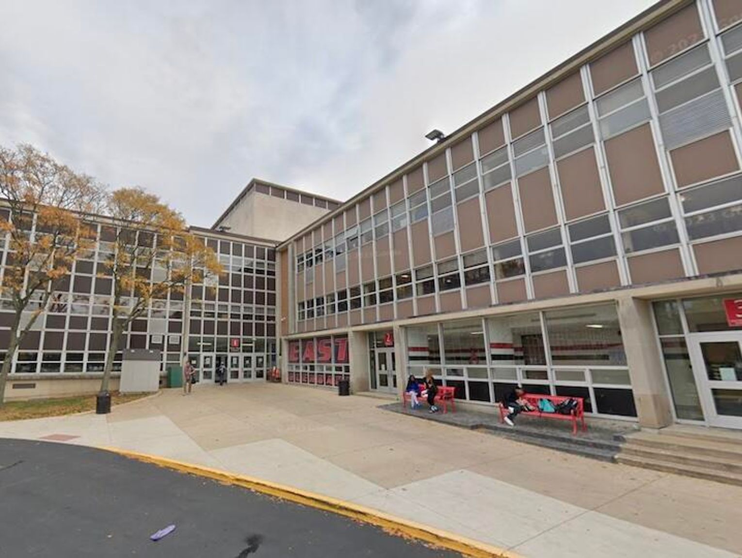 Rodzice zaniepokojeni po serii incydentów w Glenbard East High School w