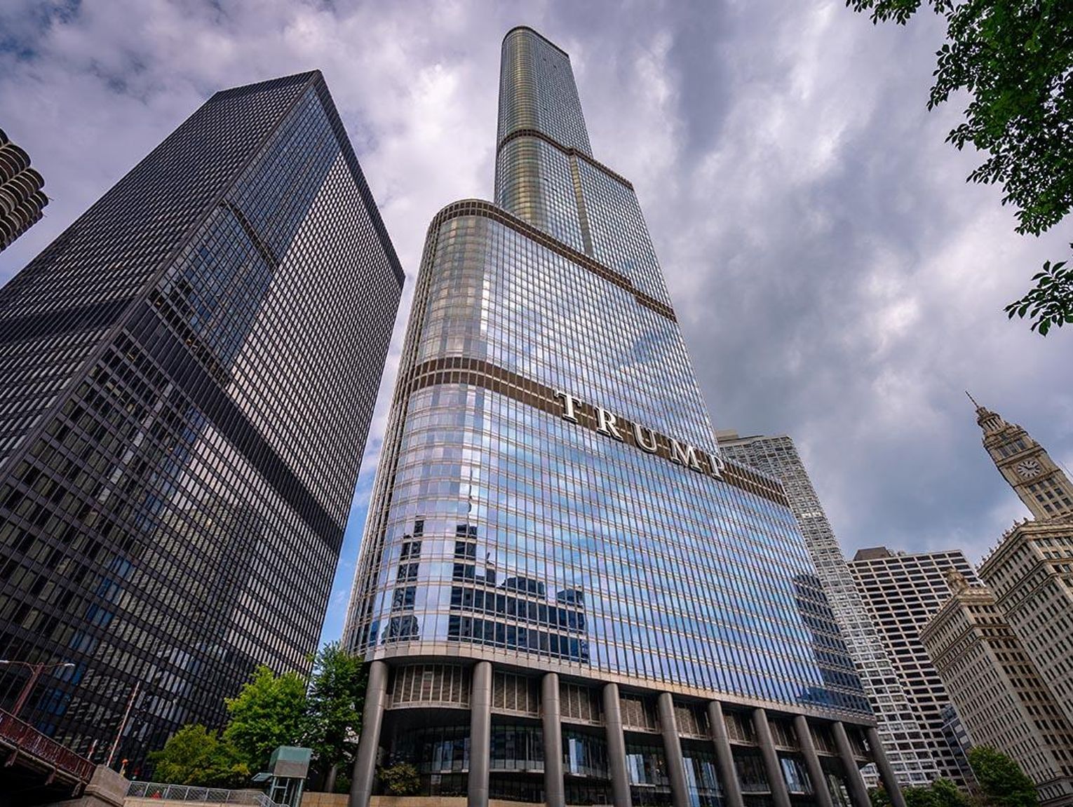 Rzucał kamieniami w okna Trump Tower, policja chicagowska szuka wandala