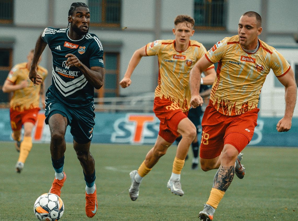 1. liga piłkarska - zwycięstwa faworytów w świąteczny poniedziałek
