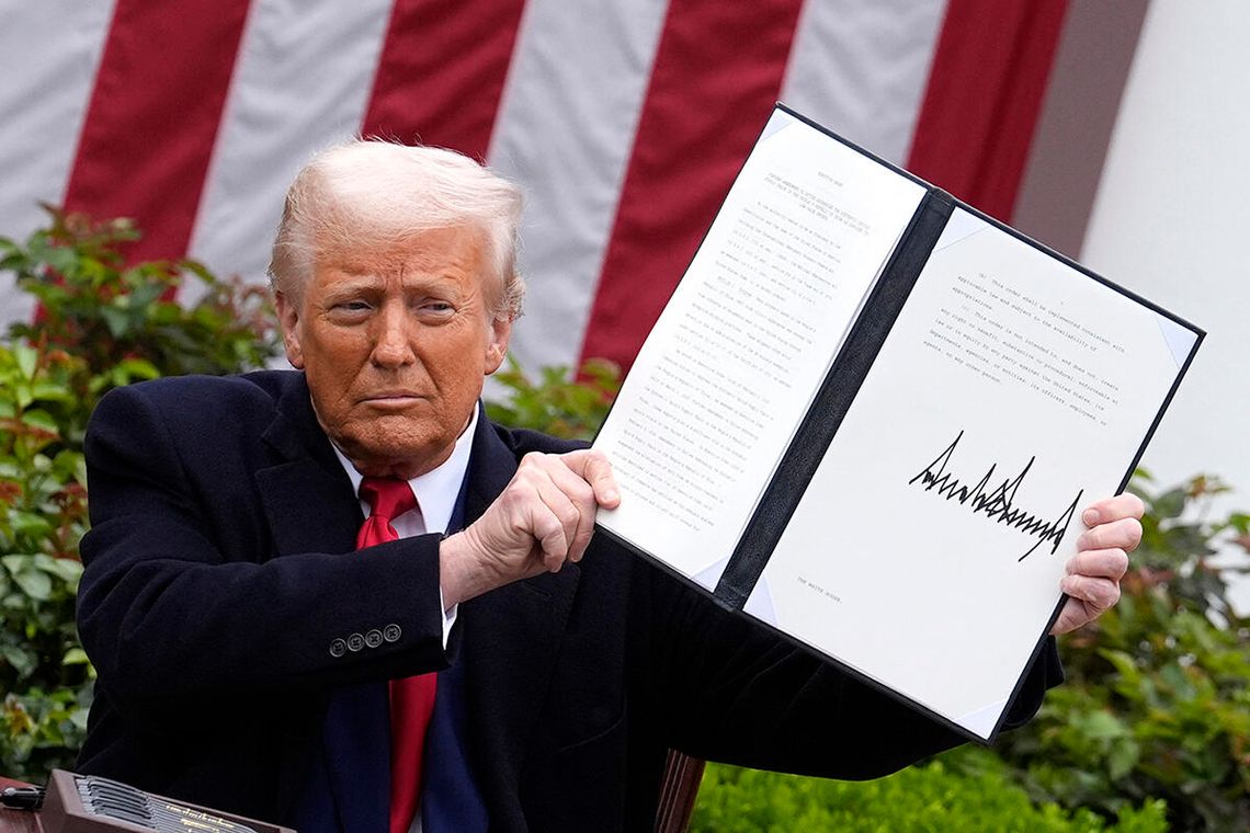 100 dni Trumpa w liczbach: poparcie, dekrety, kryzys uchodźczy