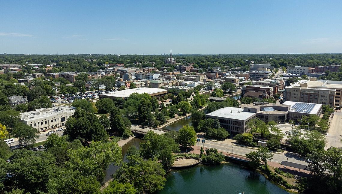 14-latek z naładowanym pistoletem zatrzymany w centrum Naperville