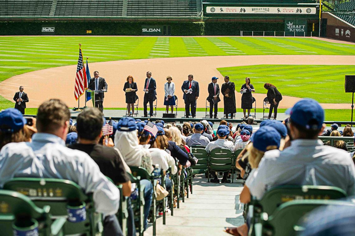 172 nowych obywateli amerykańskich zaprzysiężonych na Wrigley Field w Chicago