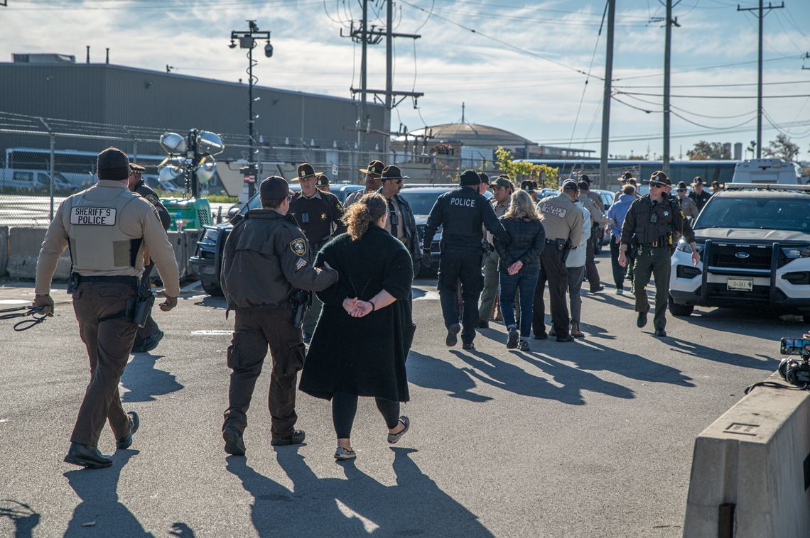 Starcia przed ośrodkiem ICE w Broadview: ponad 20 osób zatrzymanych, 4 policjantów rannych