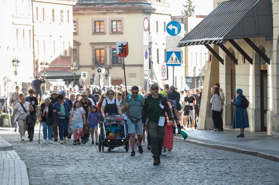 41 tys. kroków dziennie na Jasną Górę. W Polsce trwa szczyt sezonu pielgrzymkowego