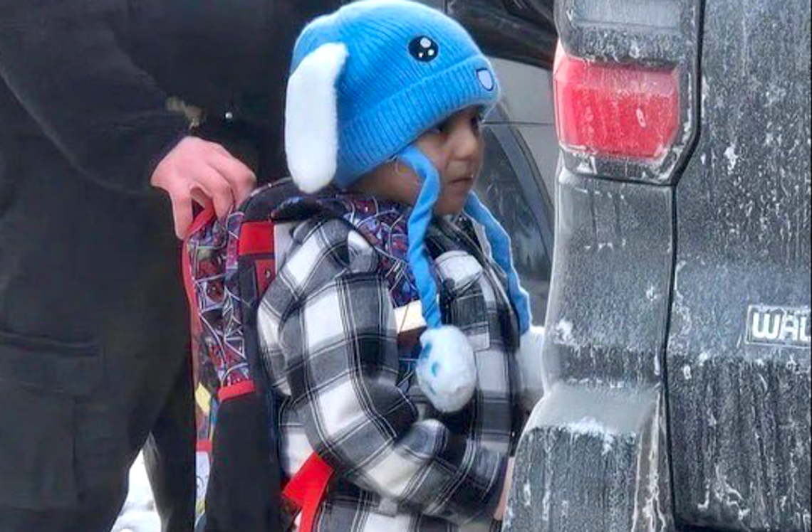 5-letni chłopiec i jego ojciec wrócili do Minnesoty po zatrzymaniu przez służby imigracyjne 5-letni chłopiec i jego ojciec wrócili do Minnesoty po zatrzymaniu przez służby imigracyjne