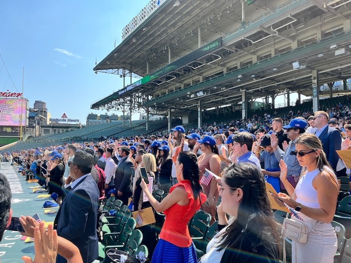 63 Polaków wśród tysiąca nowych obywateli USA zaprzysiężonych na Wrigley Field