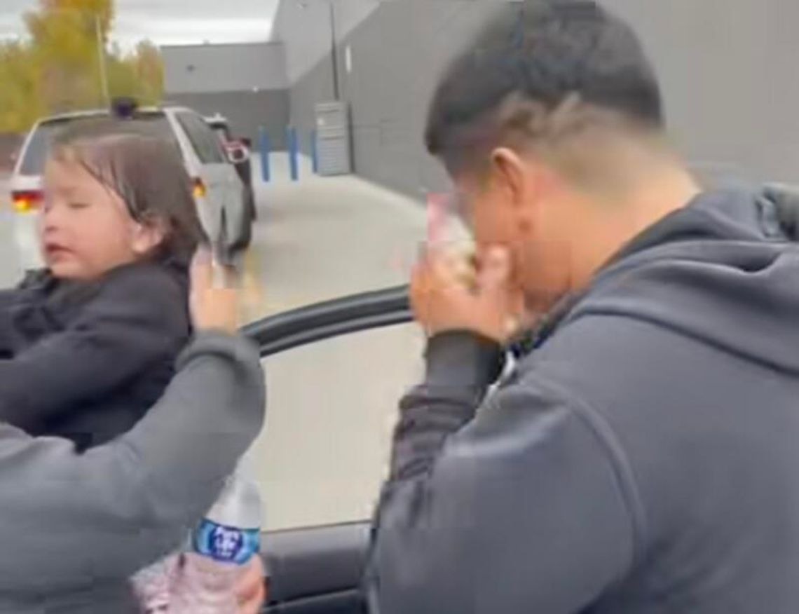 Agenci federalni spryskali gazem pieprzowym samochód, w którym było roczne dziecko