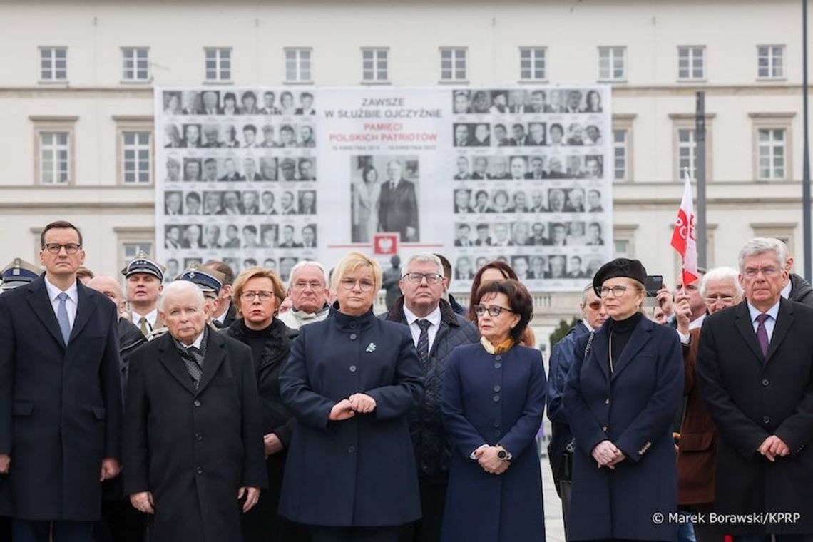 Apel Pamięci przed Pałacem Prezydenckim w rocznicę katastrofy smoleńskiej