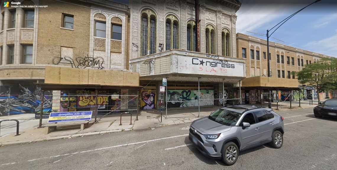 Aresztowania nastolatków w opuszczonym Congress Theater na Milwaukee Ave. Aresztowania nastolatków w opuszczonym Congress Theater na Milwaukee Ave.