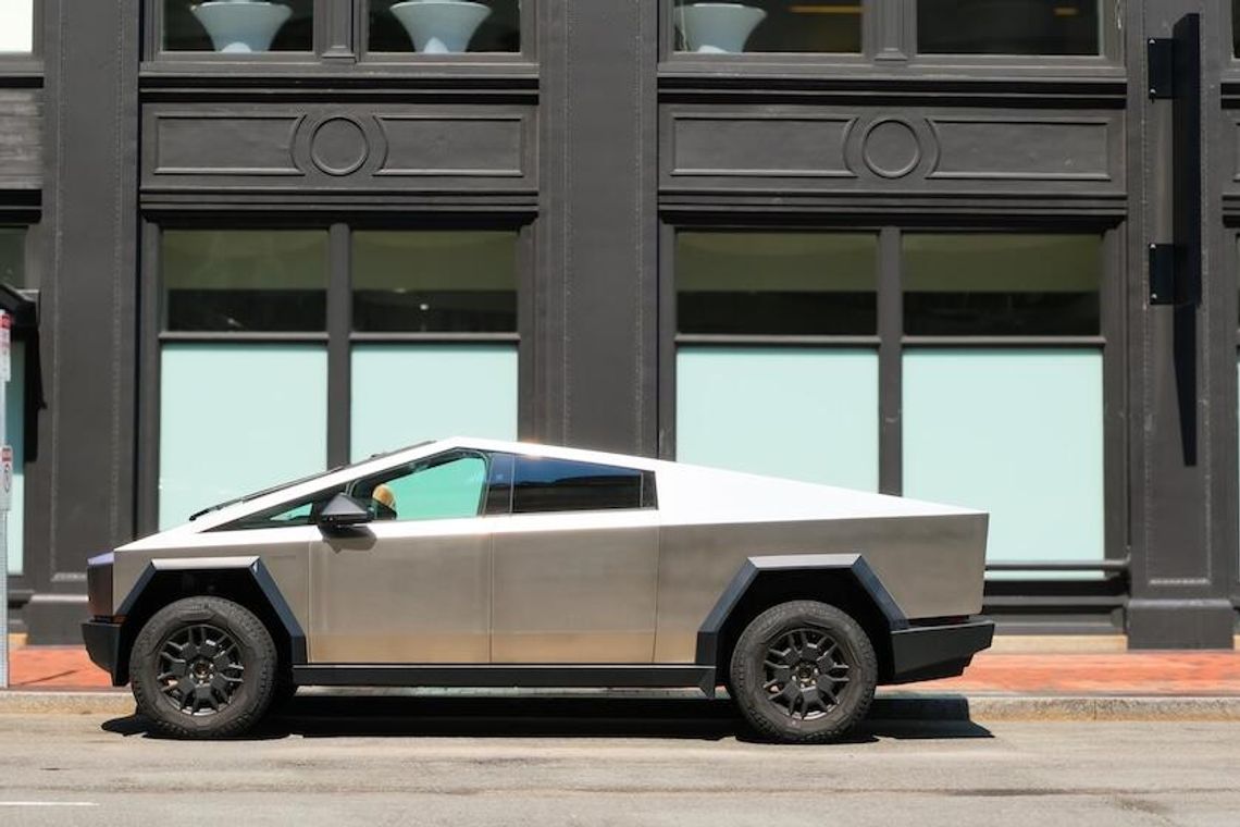 Armia chce kupić samochody Muska i wykorzystać je jako tarcze strzelnicze