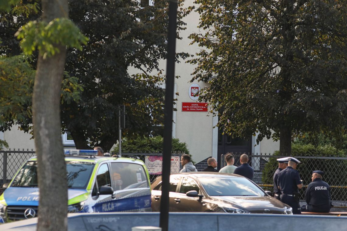 Atak w szkole w Ostrołęce: poszkodowanych 10 osób, 9 trafiło do szpitali Atak w szkole w Ostrołęce: poszkodowanych 10 osób, 9 trafiło do szpitali