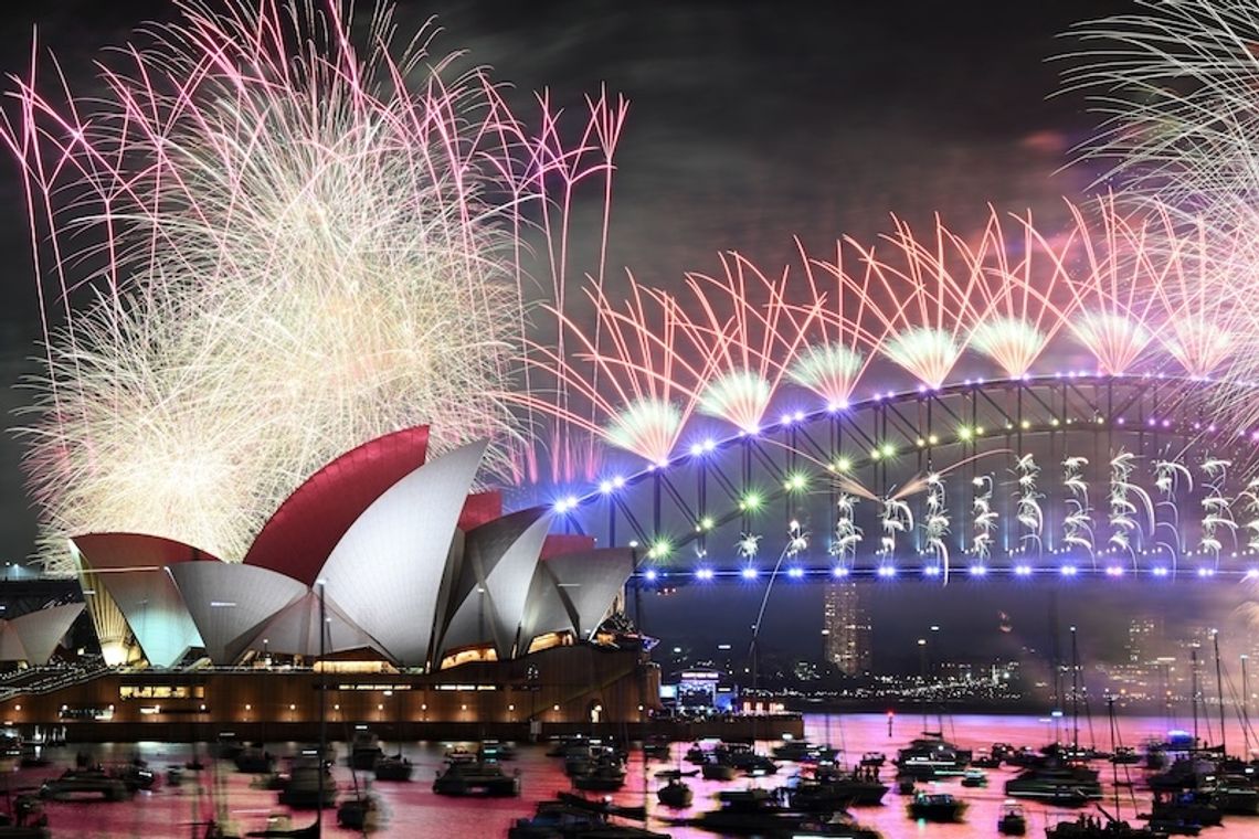 Australia też już powitała 2024 rok; pokaz fajerwerków na Sydney Harbor Bridge (WIDEO)