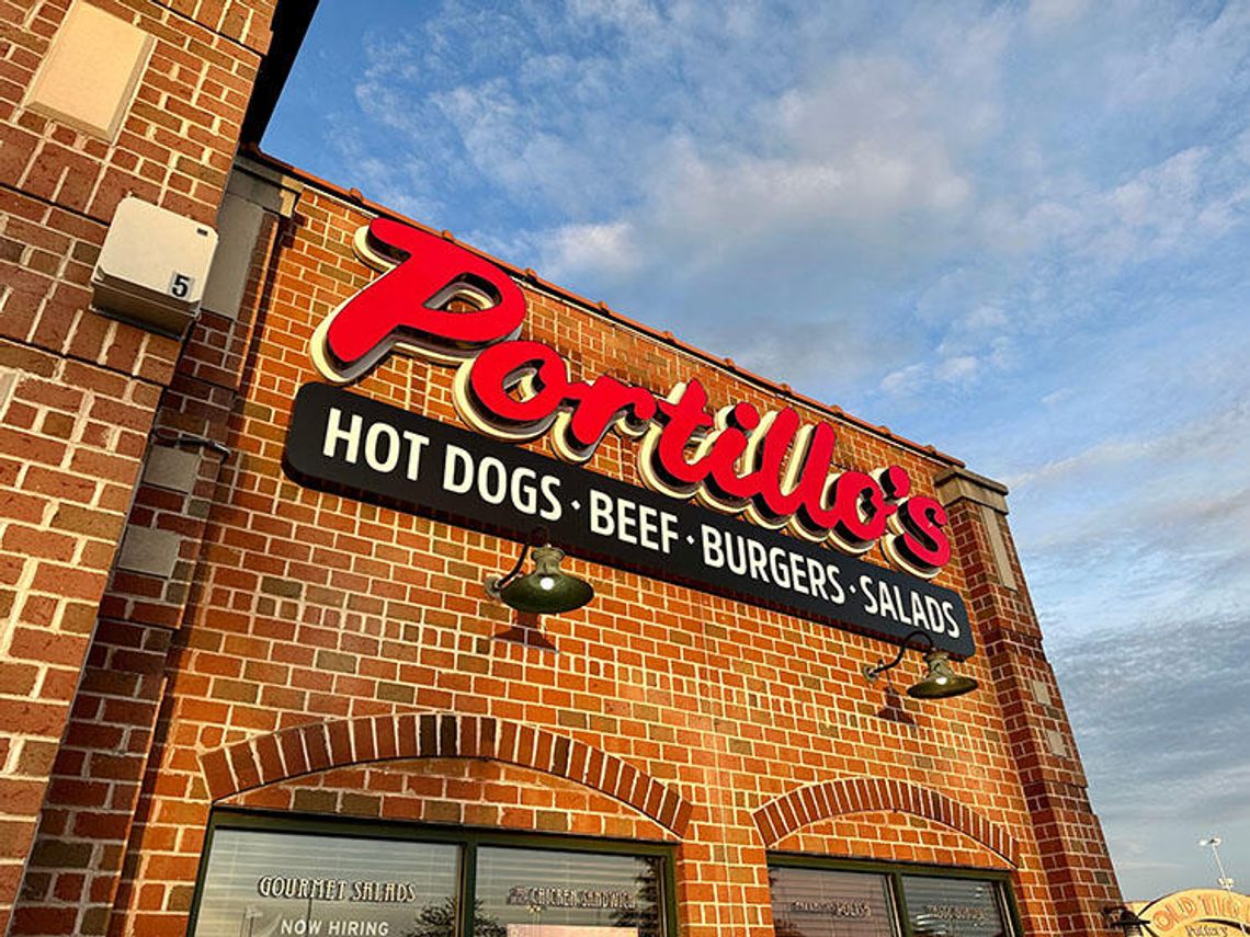 Auto wjechało w Portillo’s w Oswego: 2-latek nie żyje, kilkanaście osób rannych (WIDEO)