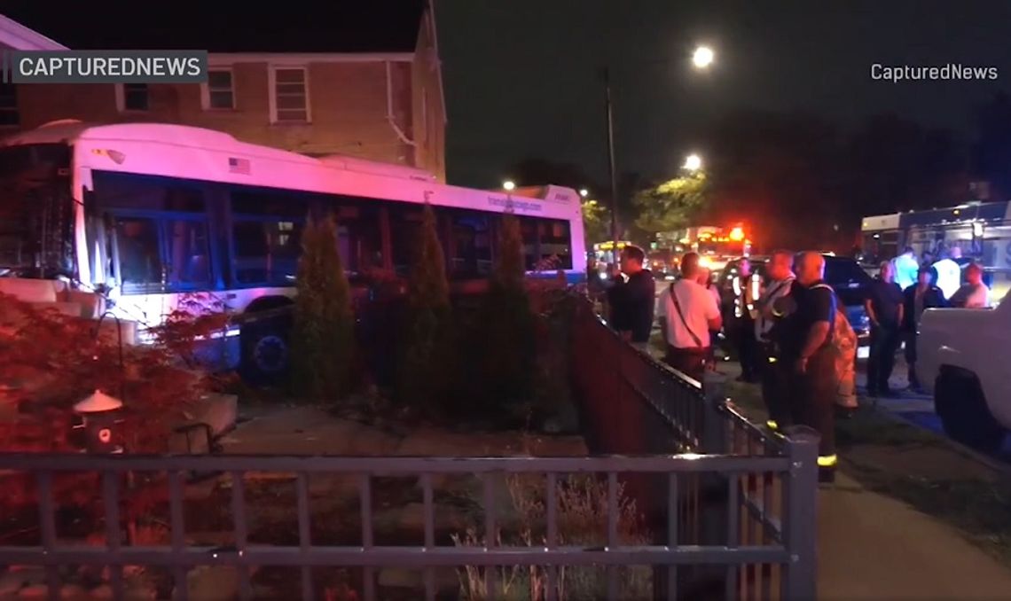 Autobus CTA wjechał w dom w Jefferson Park (WIDEO)