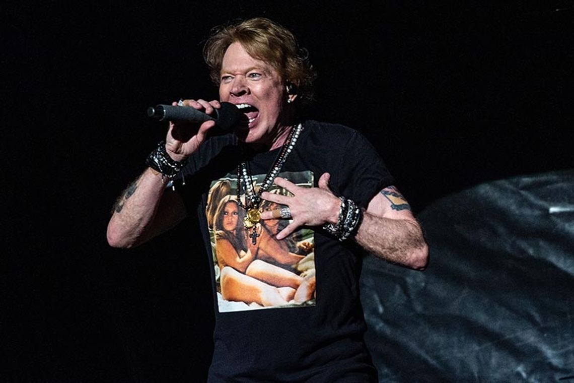 Axl Rose, lider zespołu Guns N'Roses, został oskarżony o napaść seksualną