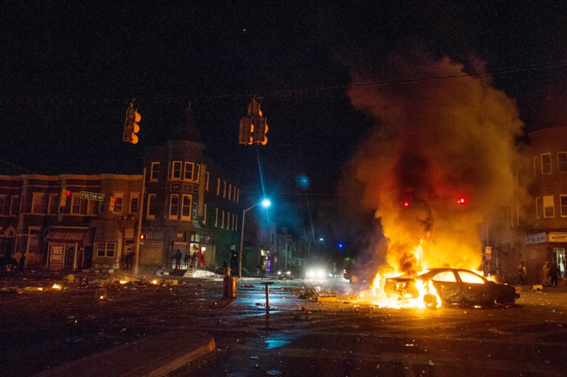 Baltimore w ogniu. W mieście godzina policyjna i stan wyjątkowy. (ZOBACZ ZDJĘCIA)