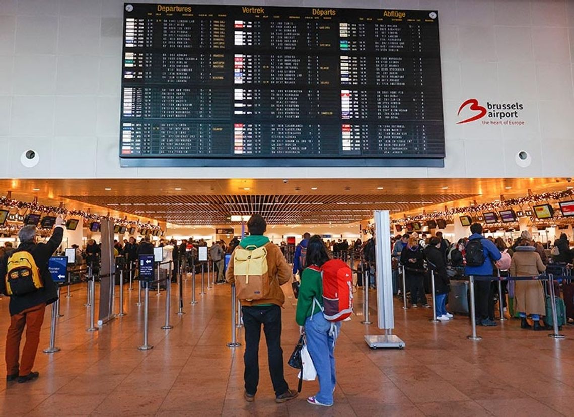 Belgia. Z powodu tłoku na lotnisku w Brukseli dochodzi do bójek między pasażerami