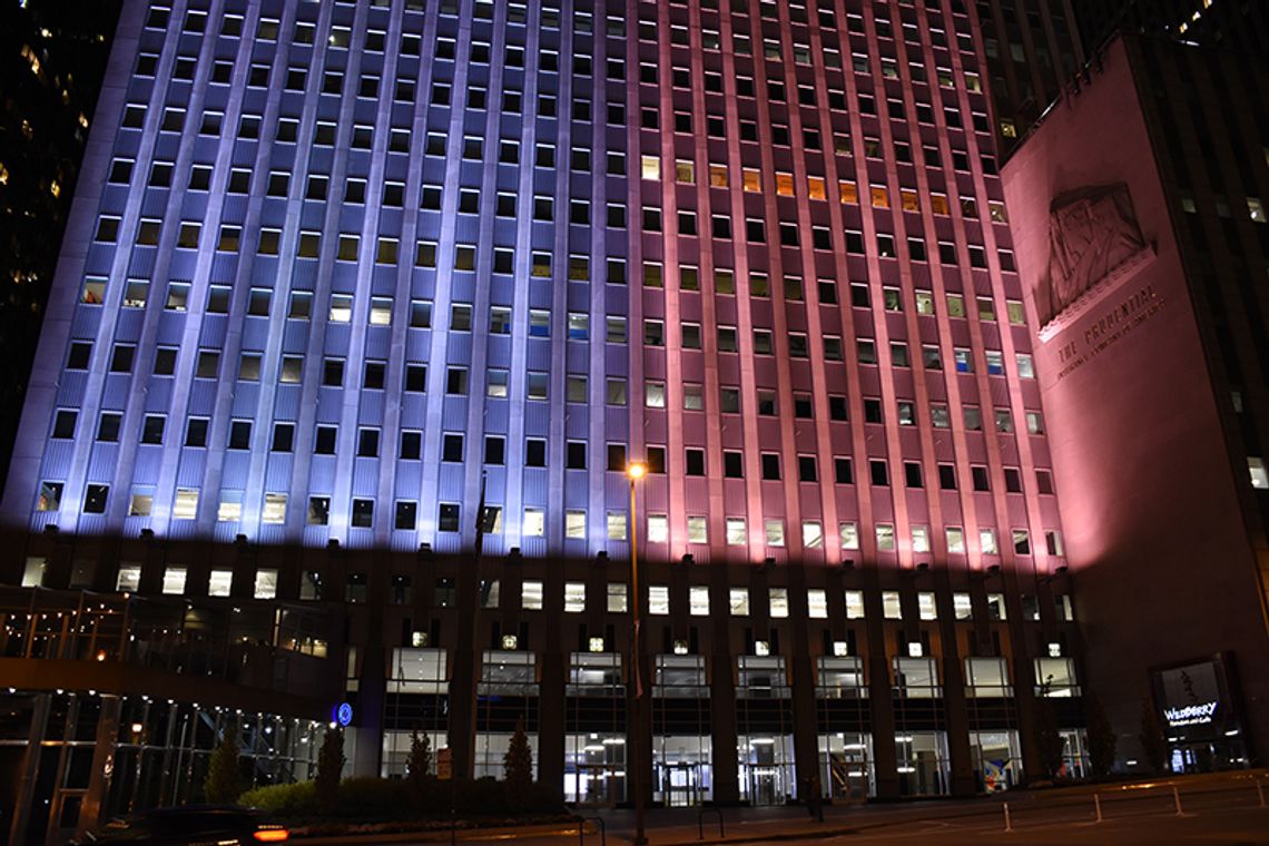 Biało-czerwona iluminacja wieżowca Prudential Plaza w Chicago