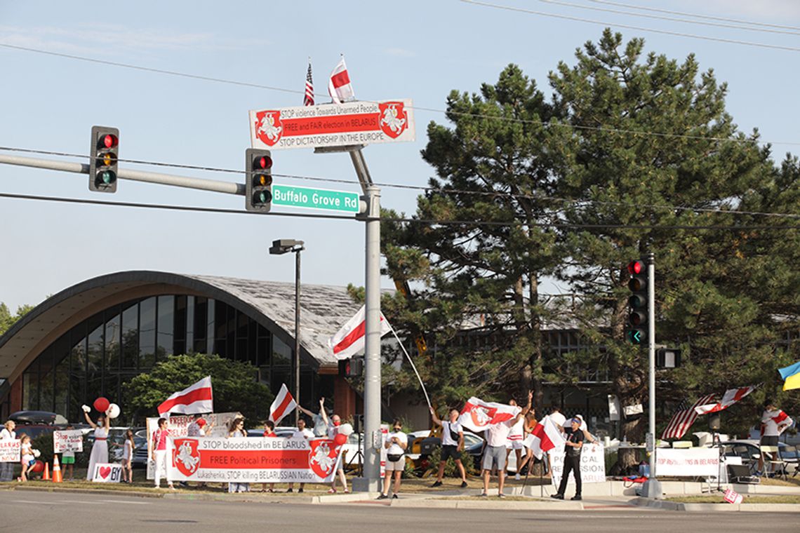 Białoruskie protesty na przedmieściach Chicago. „A mury runą, runą…” śpiewano w  Buffalo Grove