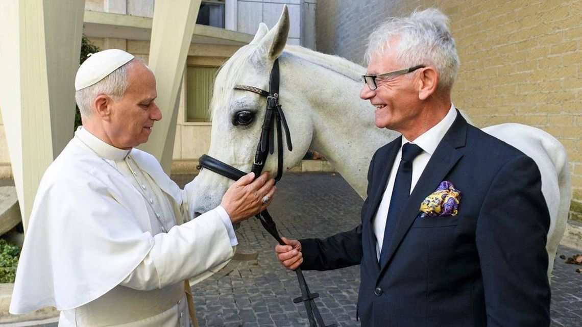 Biały koń z Polski w darze dla papieża Leona XIV