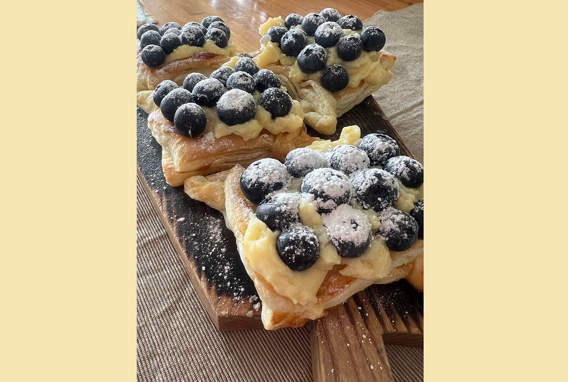 Błyskawiczne ciastka z budyniem i owocami