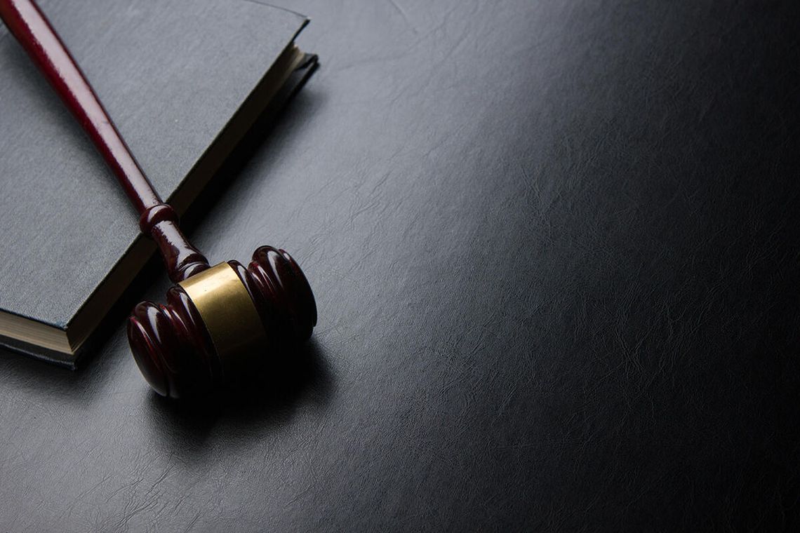 Bolton nie przyznał się do zarzutów udostępniania informacji niejawnych