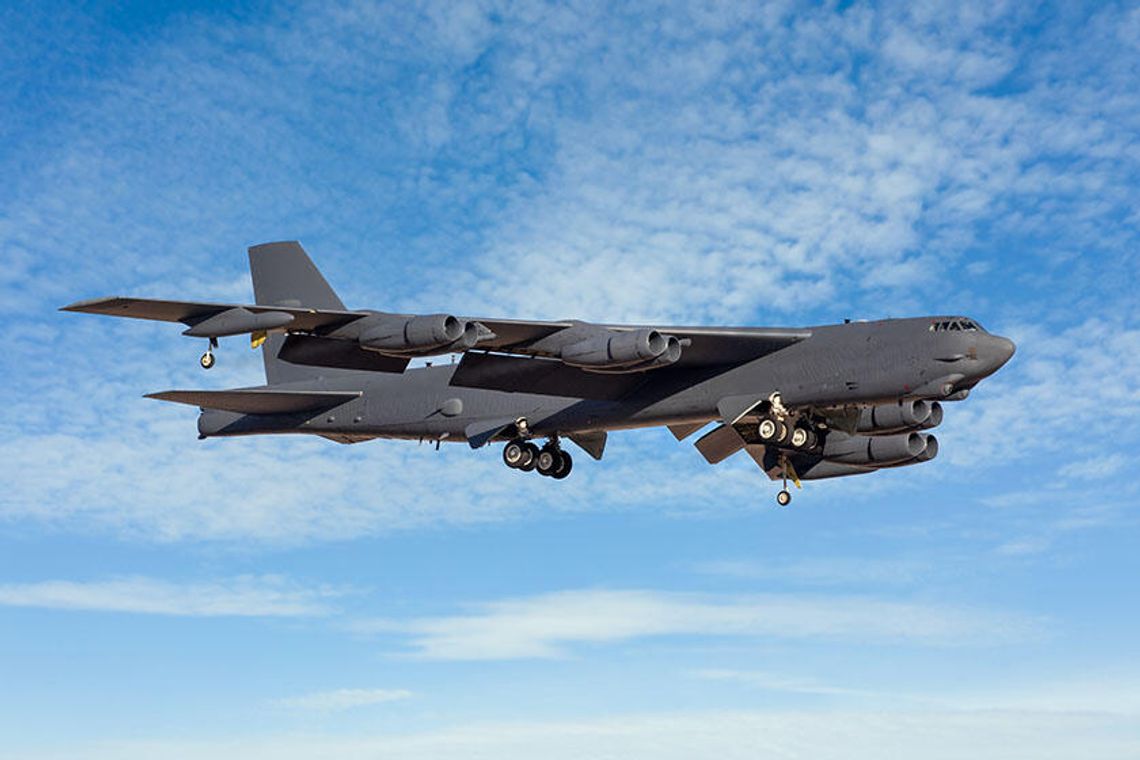 Bombowiec B-52 rozbił się w bazie lotniczej Edwards w Kalifornii Bombowiec B-52 rozbił się w bazie lotniczej Edwards w Kalifornii