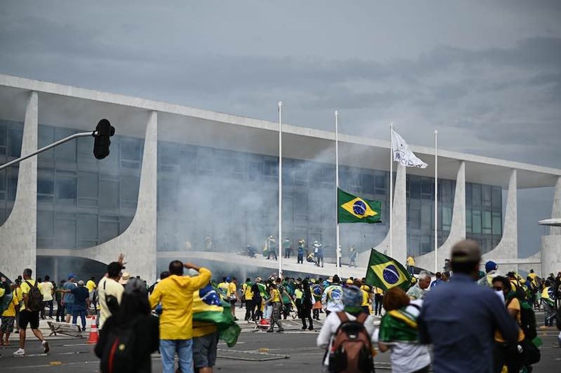 Brazylia. Zwolennicy byłego prezydenta Bolsonaro szturmują budynki rządowe w stolicy