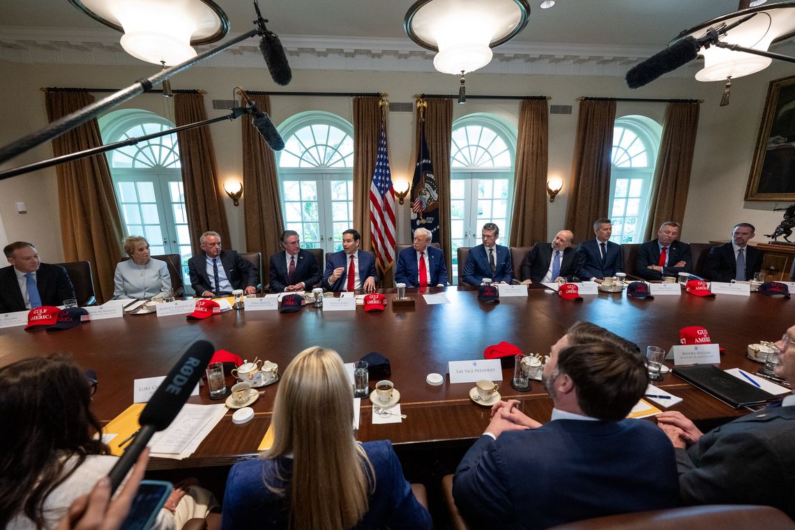 Bulwark: rząd Trumpa stał się zakładnikiem zwolenników teorii spiskowych