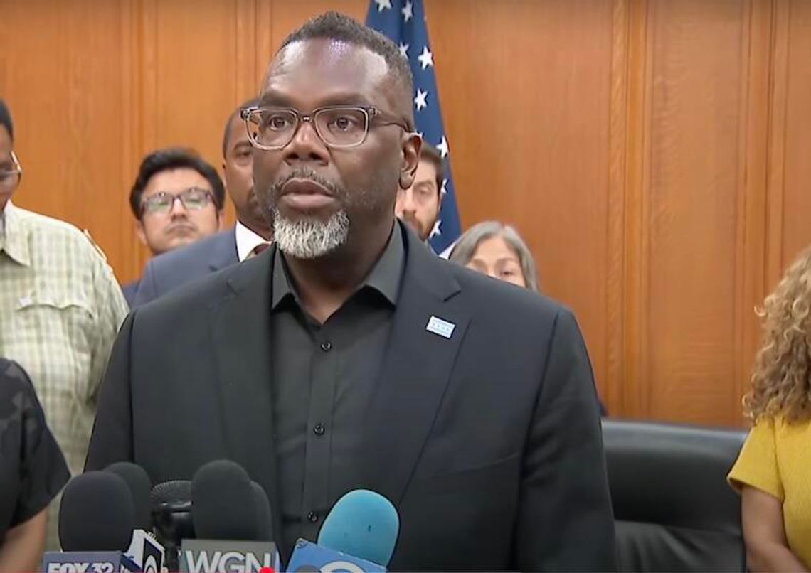 Burmistrz Johnson podpisał rozporządzenie „Protecting Chicago”