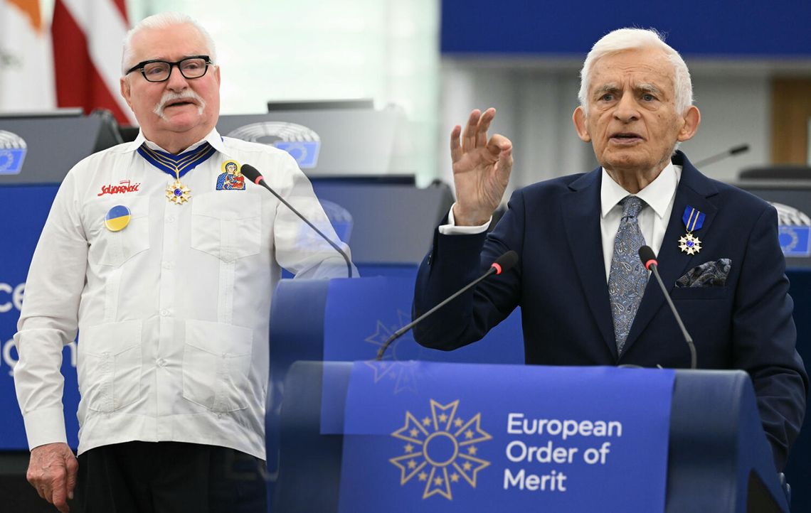 Buzek i Wałęsa odebrali w PE pierwszy Europejski Order Zasługi